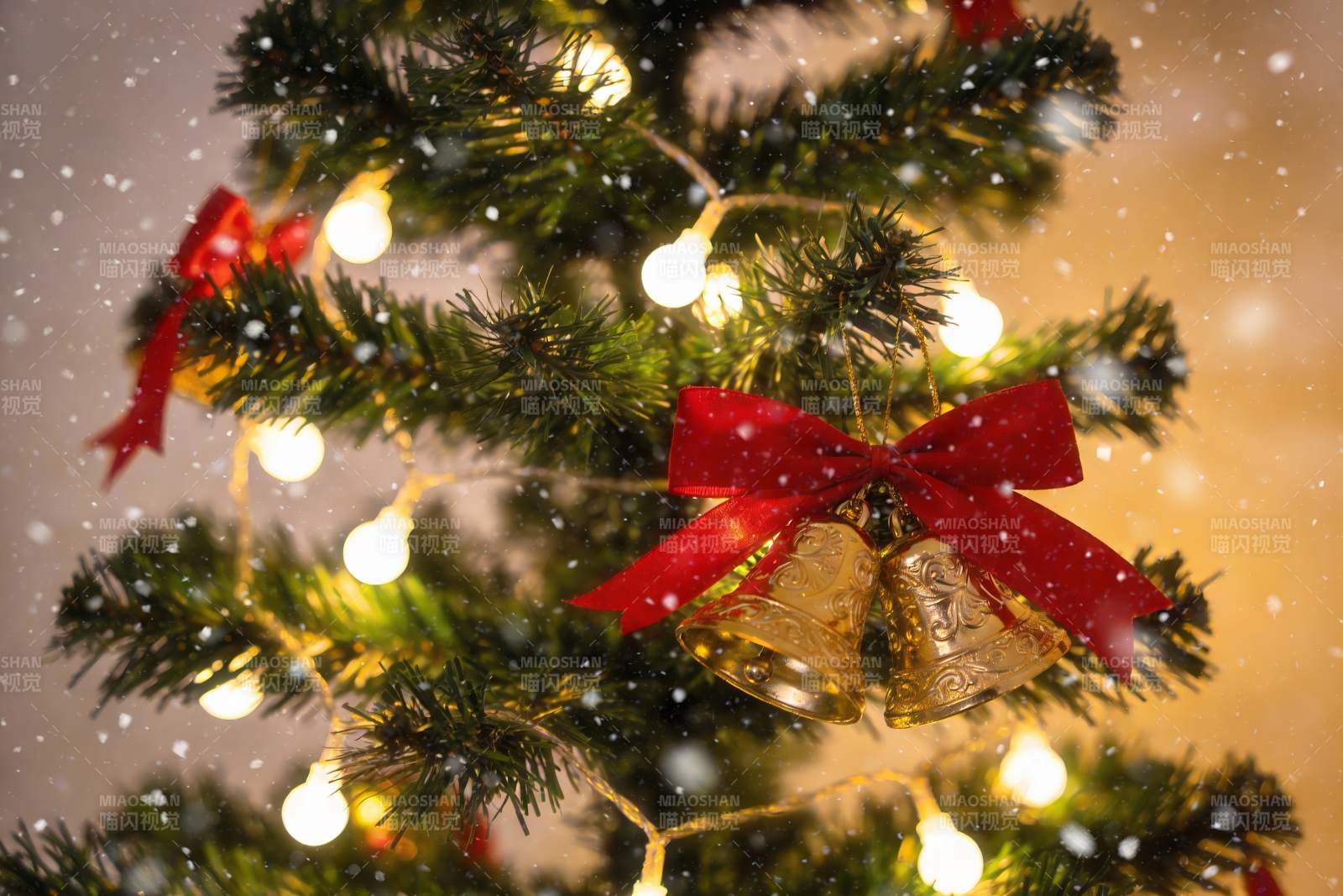 圣诞树铃铛装饰雪景图片