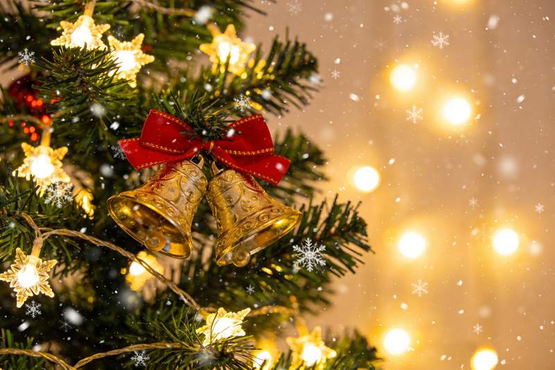 圣诞树铃铛装饰雪景图片