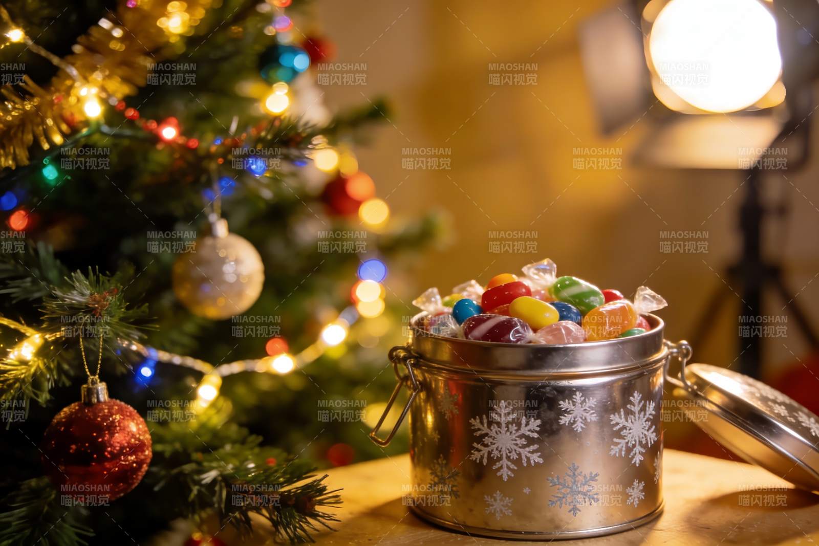 圣诞树旁的糖果罐图片