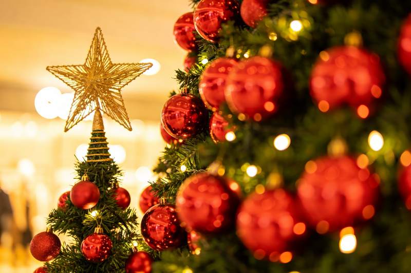 圣诞树装饰特写节日氛围浓厚图片