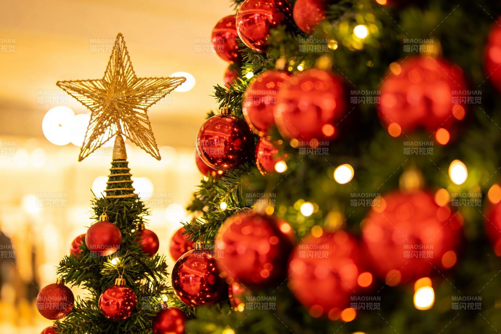 圣诞树装饰特写节日氛围浓厚图片