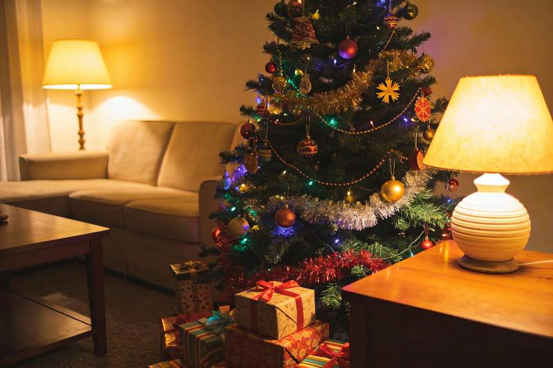 温馨圣诞树与礼物装饰客厅图片