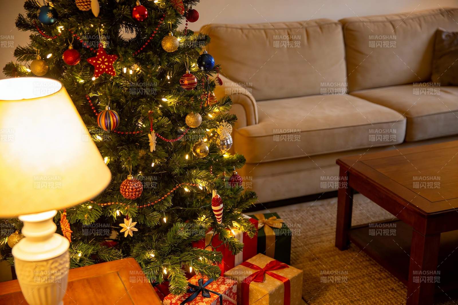 圣诞树旁温馨客厅一角图片
