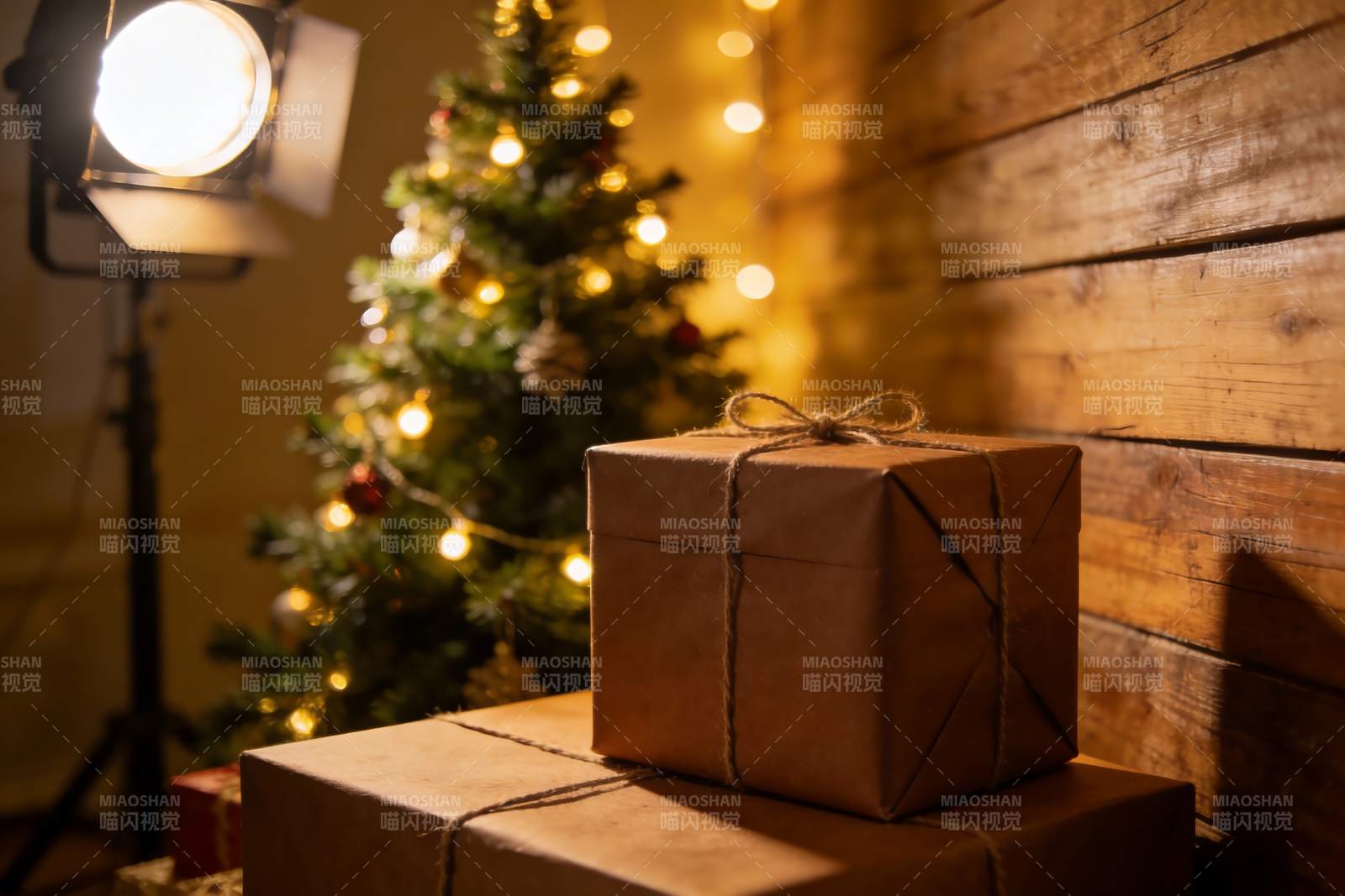 圣诞树旁的礼物盒温馨场景图片
