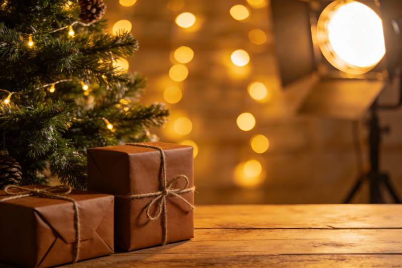 圣诞树旁的礼物盒温馨场景图片