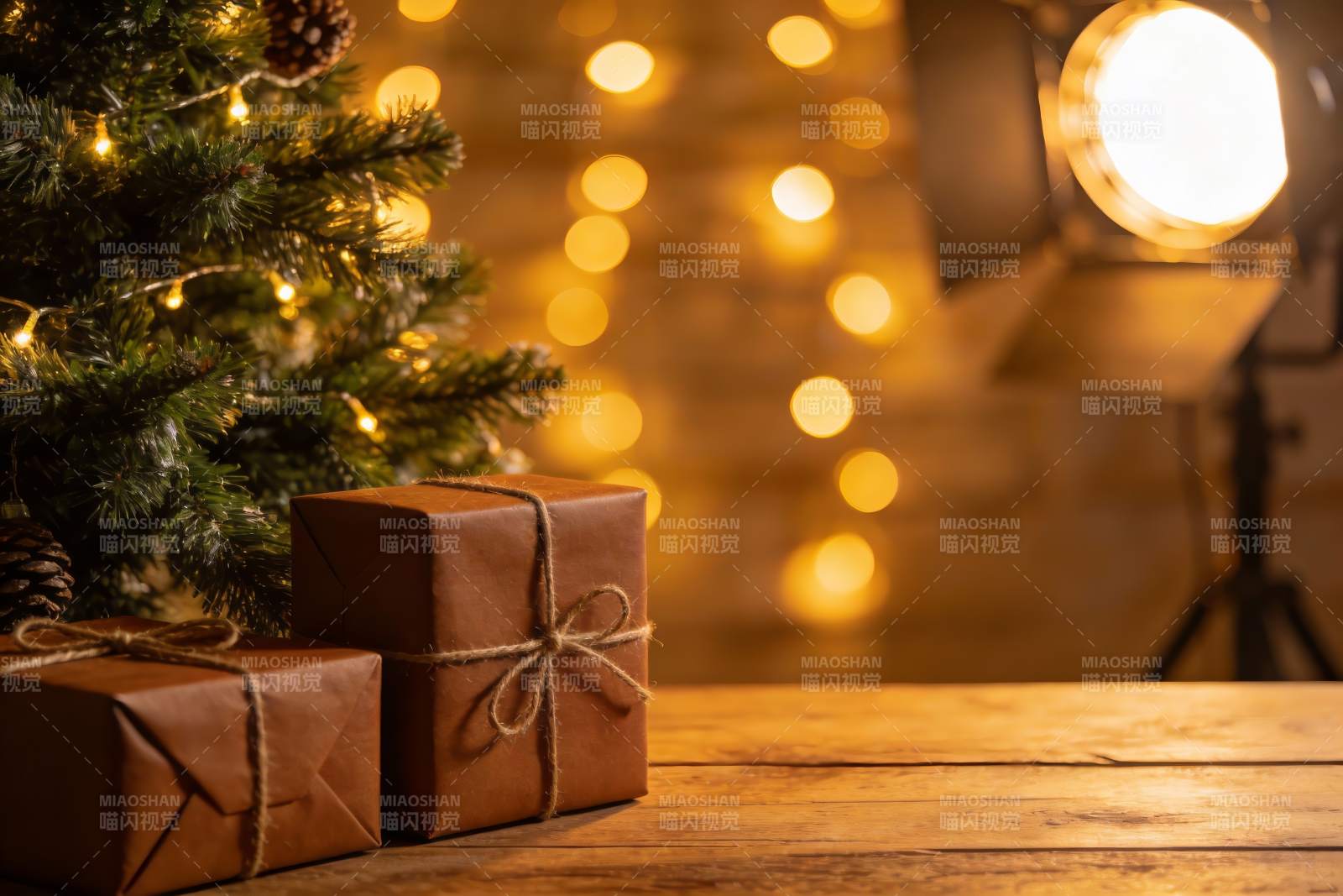 圣诞树旁的礼物盒温馨场景图片