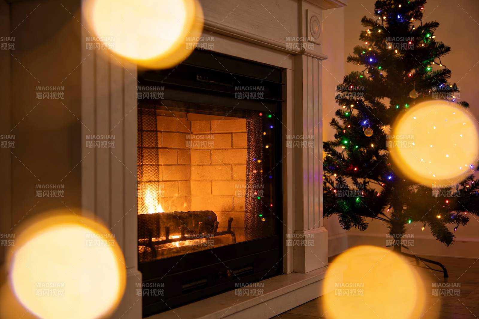 壁炉旁圣诞树温馨节日夜图片