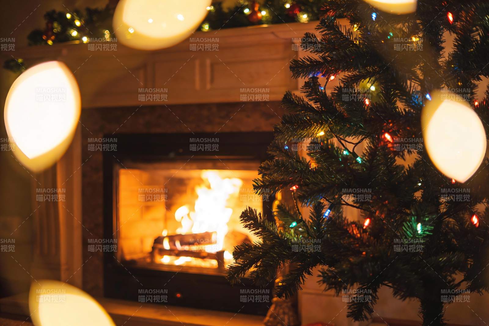 圣诞树旁壁炉火焰温暖图片
