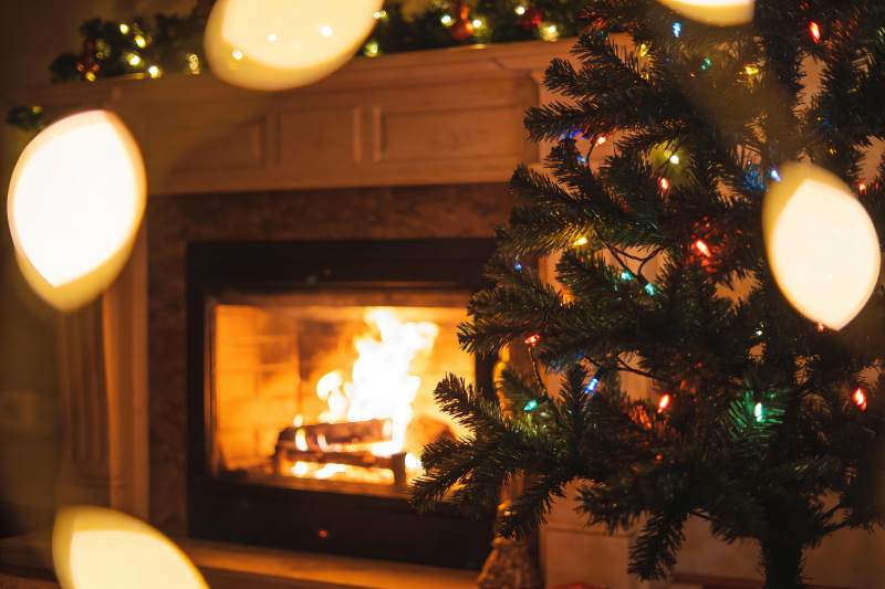 圣诞树旁壁炉火焰温暖图片