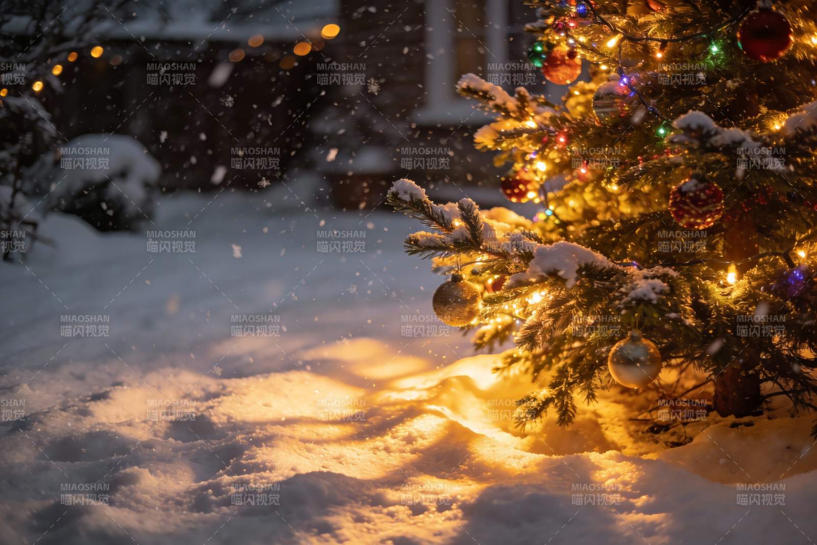 雪夜圣诞树灯光闪烁图片