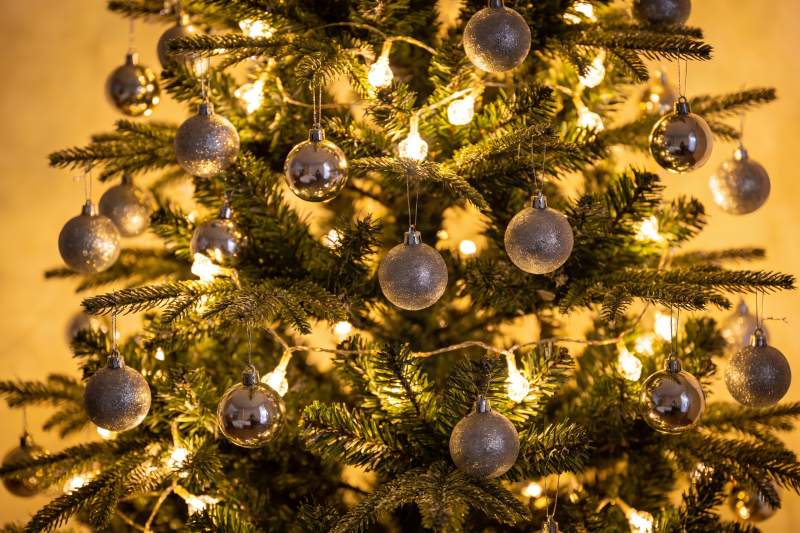 圣诞树挂满银色球装饰图片