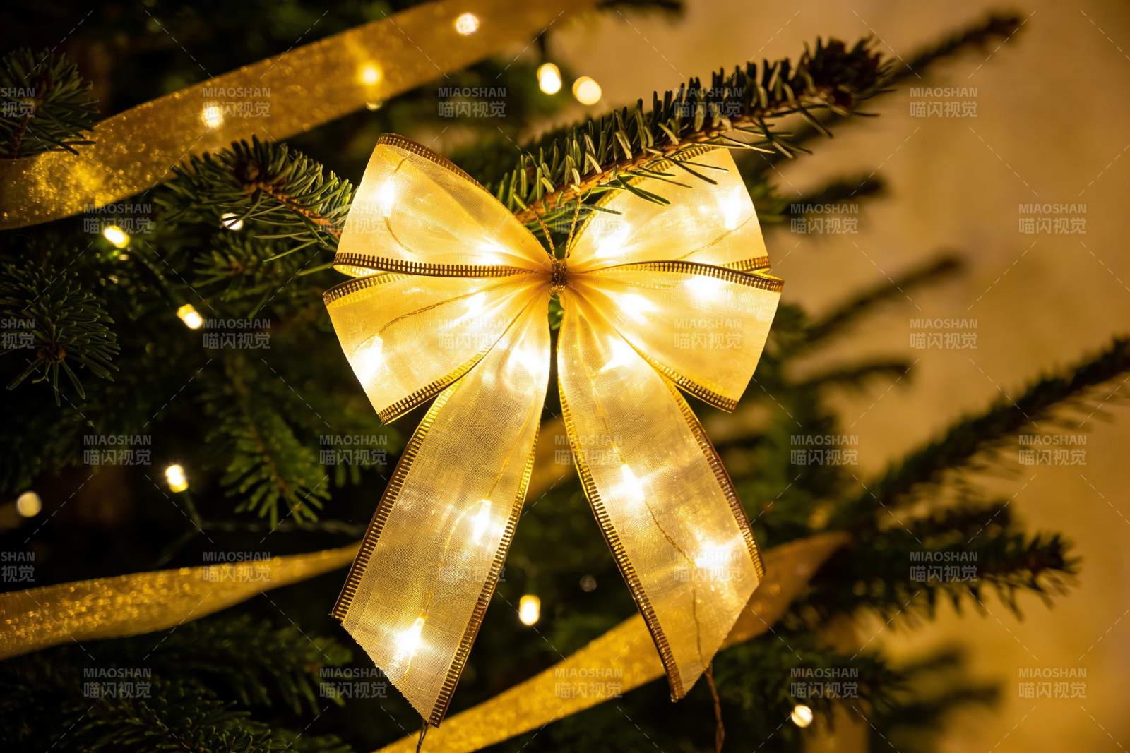 圣诞树上的金色蝴蝶结装饰图片