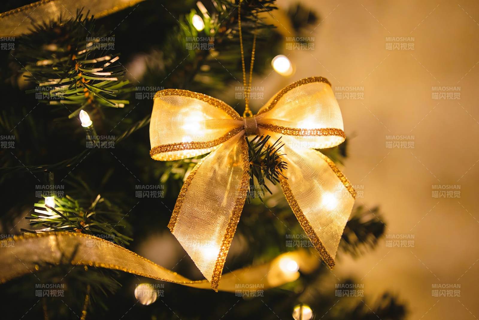 圣诞树上的金色蝴蝶结装饰图片