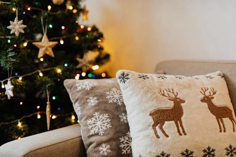 圣诞树旁的节日抱枕图片