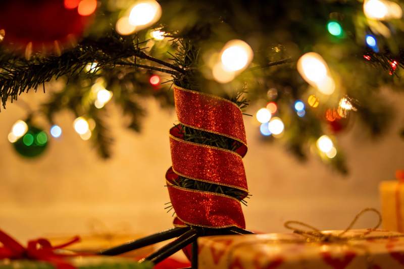 圣诞树装饰特写节日氛围浓厚图片