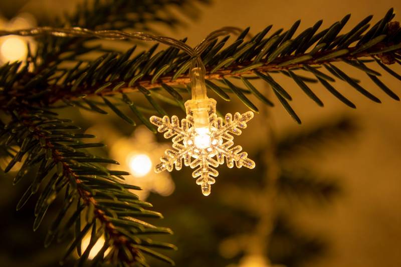 圣诞树上的雪花灯饰特写图片