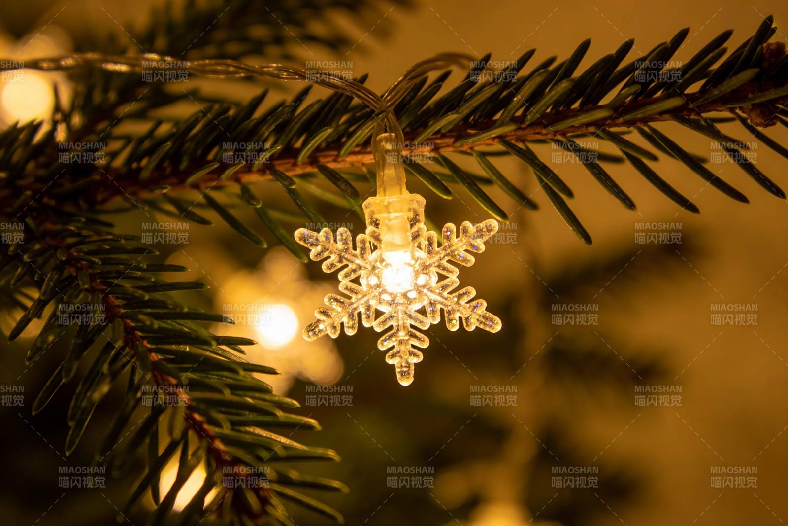 圣诞树上的雪花灯饰特写图片