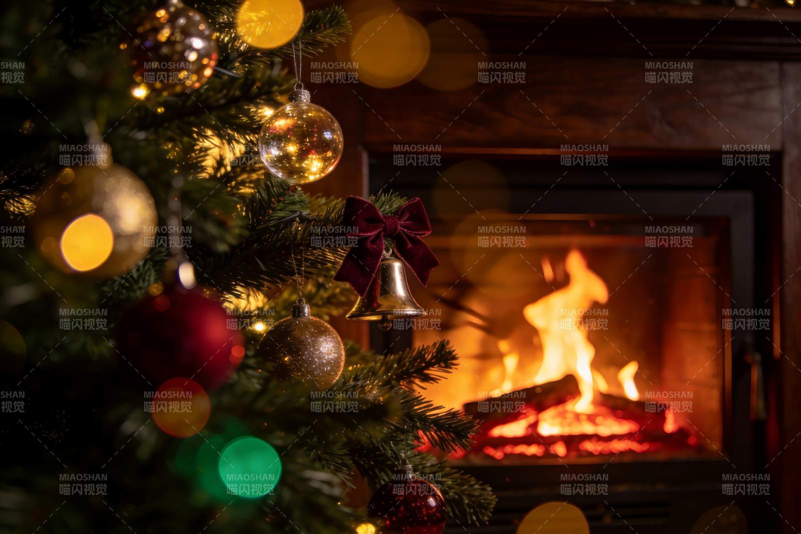 圣诞树旁壁炉火焰温暖场景图片
