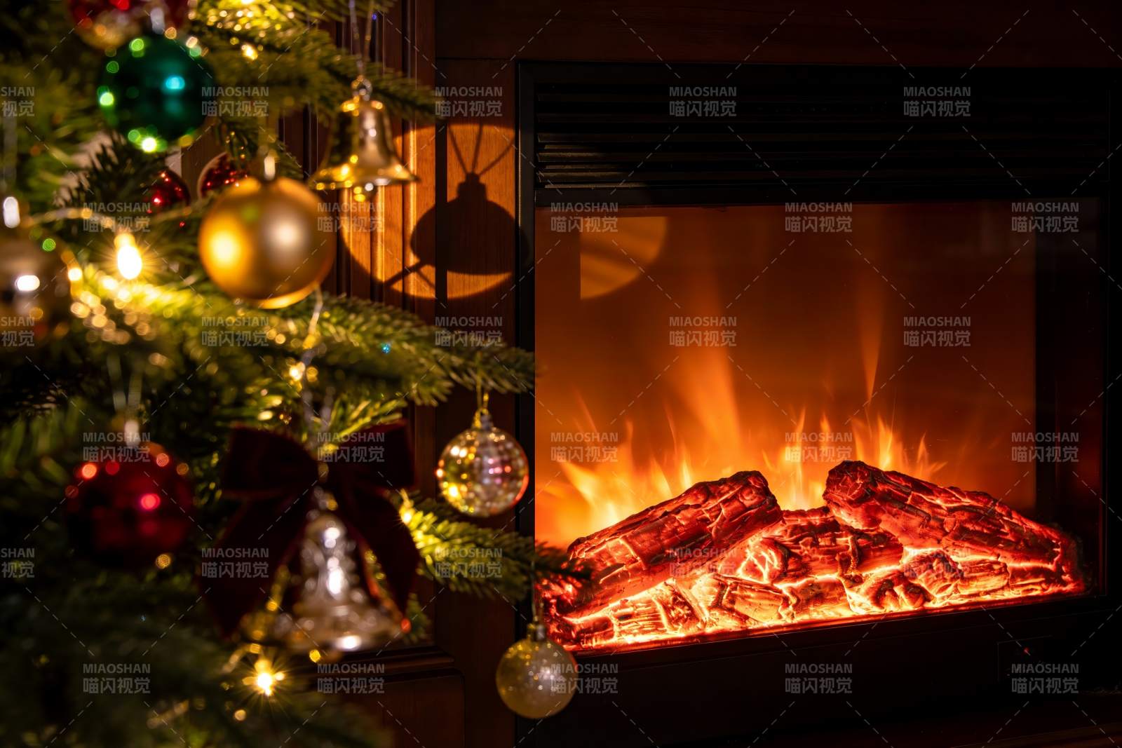 圣诞树旁的壁炉温暖场景图片