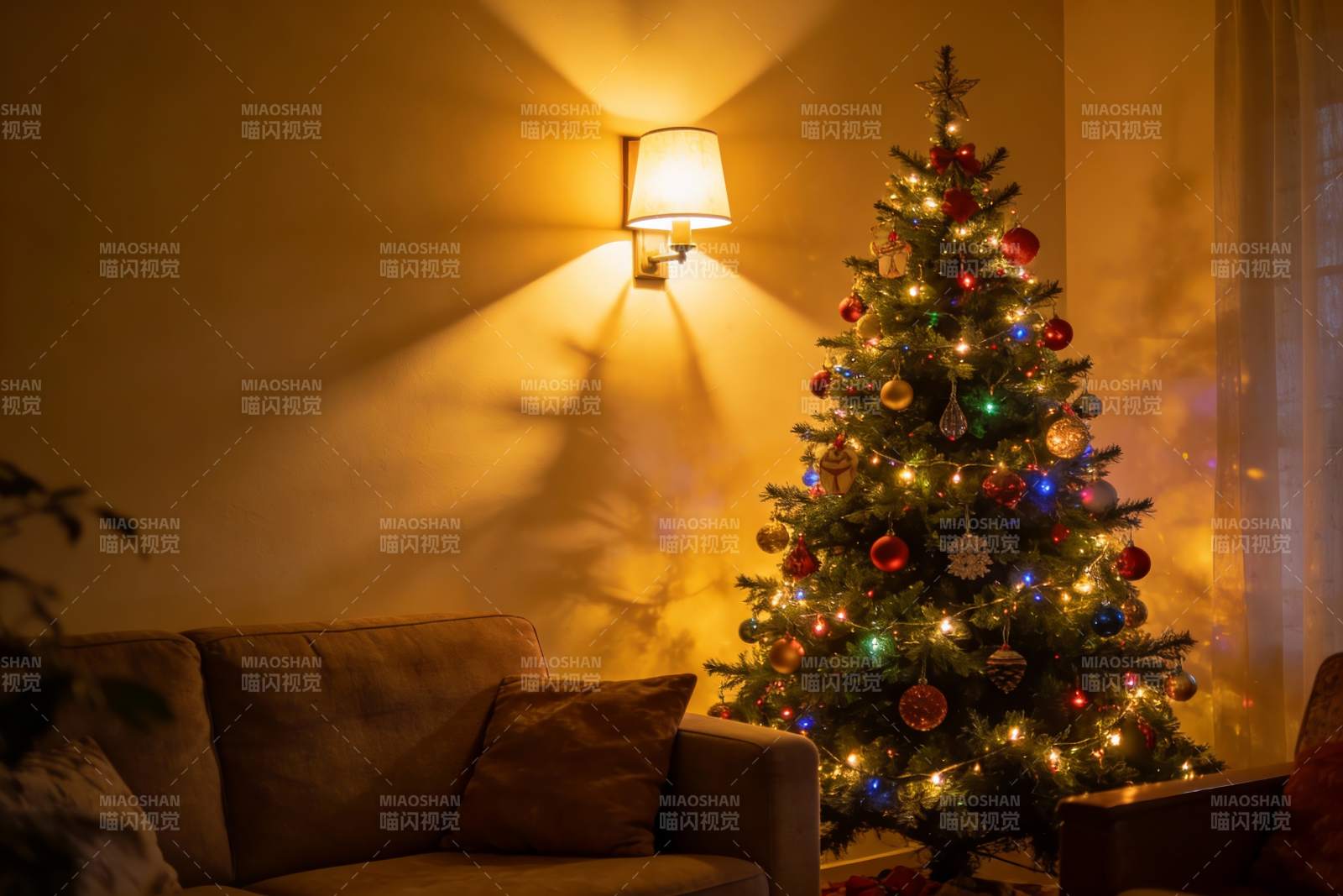 温馨圣诞树与沙发角落图片