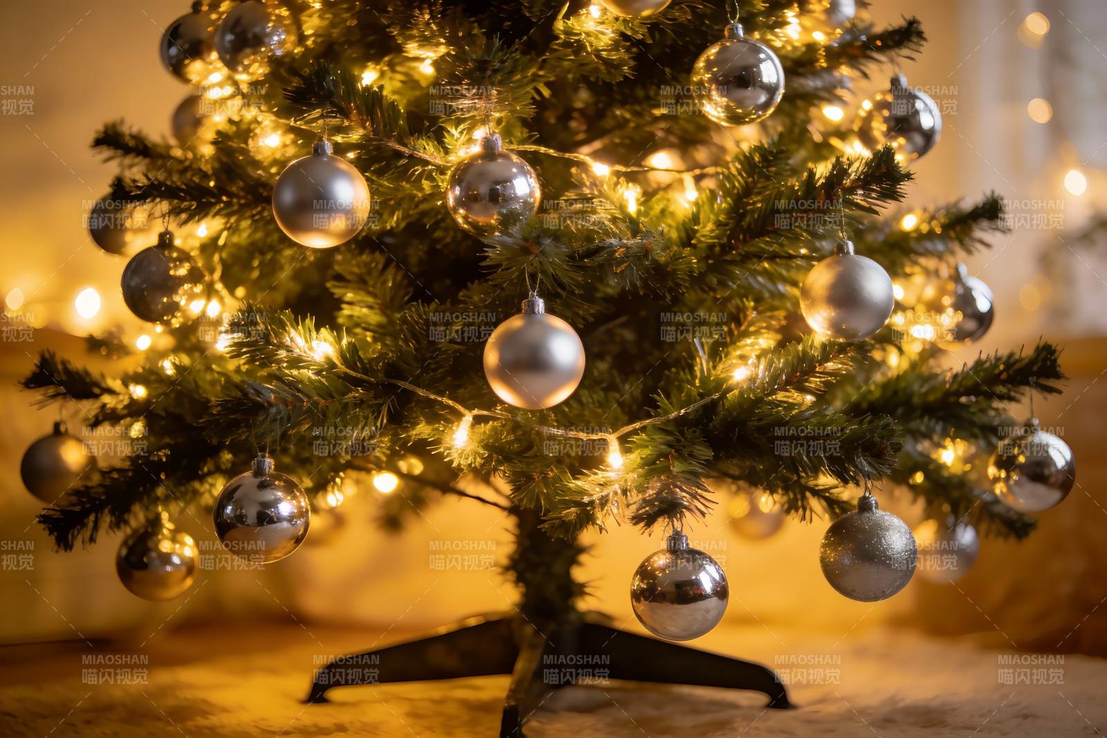 圣诞树灯光闪烁装饰球图片