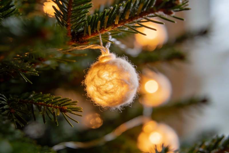 圣诞树上的毛绒灯饰特写图片