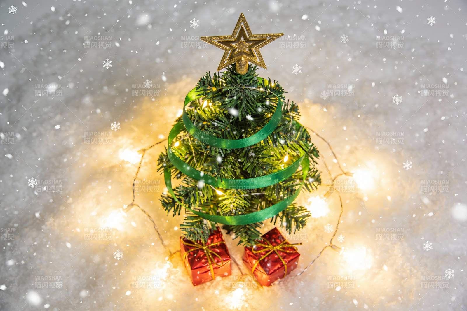 圣诞树雪景装饰图片
