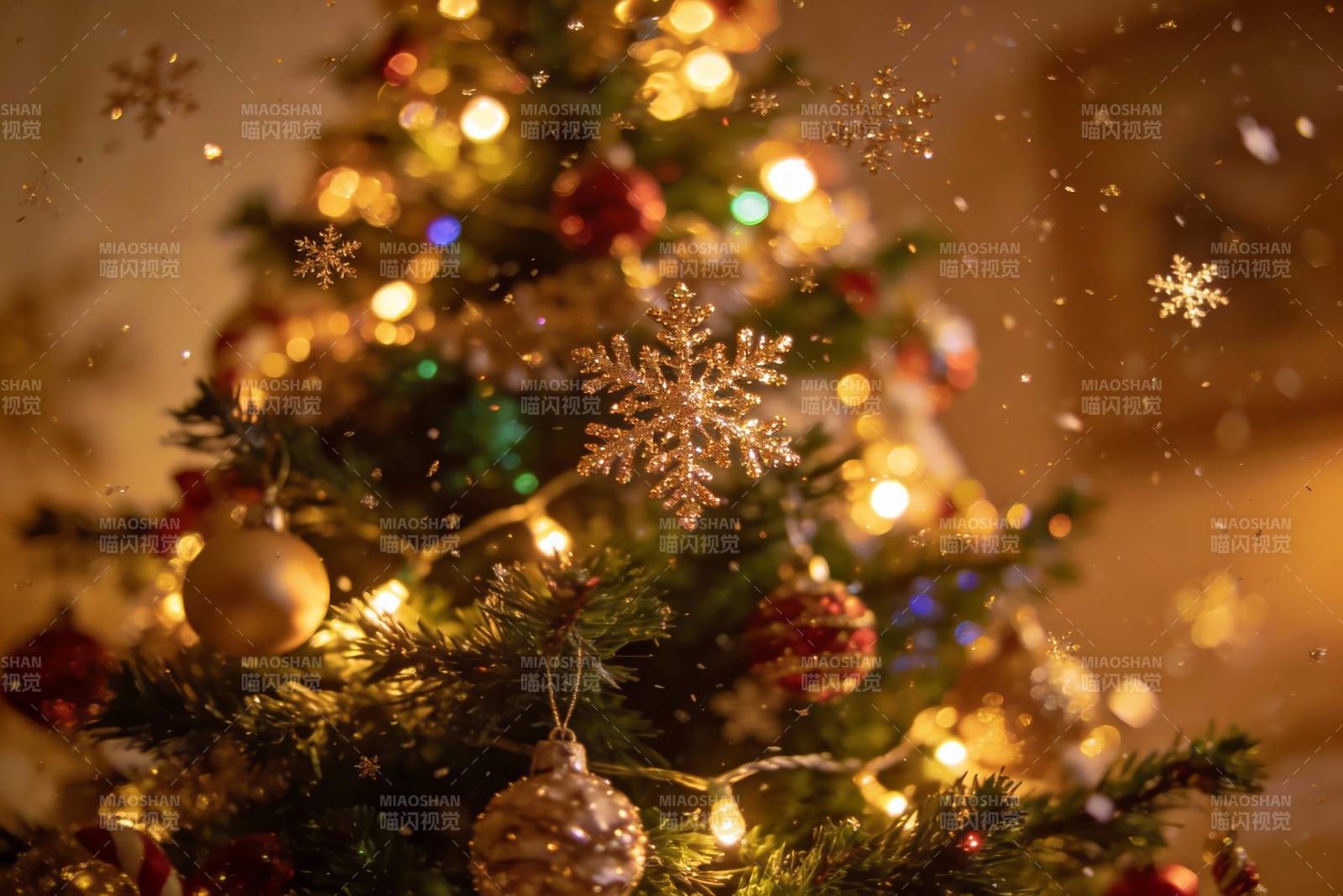 圣诞树灯光闪烁装饰精美图片