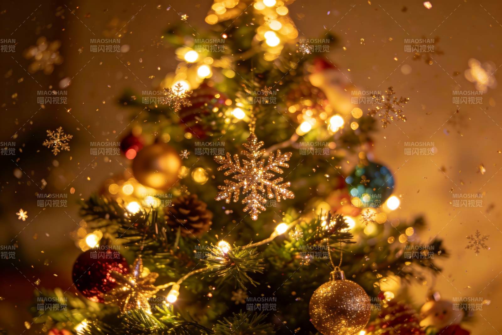 圣诞树灯光闪烁雪花飘落图片