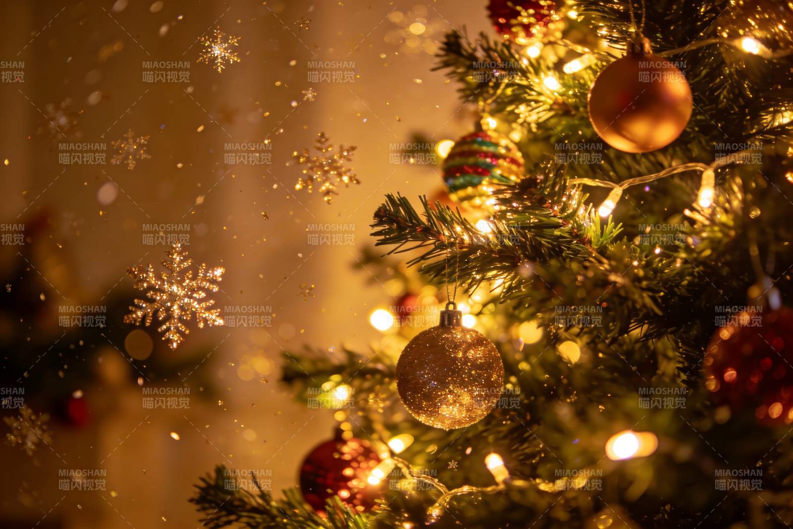 圣诞树灯光闪烁节日氛围浓厚图片