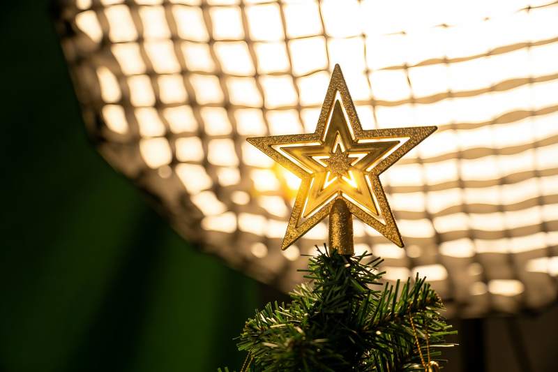 圣诞树顶金色星星特写图片