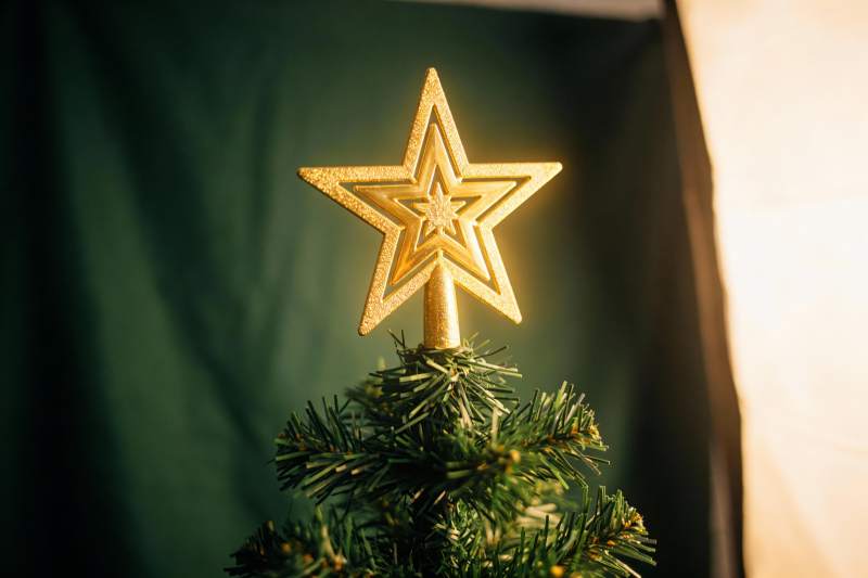 圣诞树顶金色星星特写图片