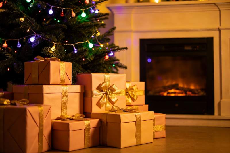 圣诞树旁的礼物与壁炉图片