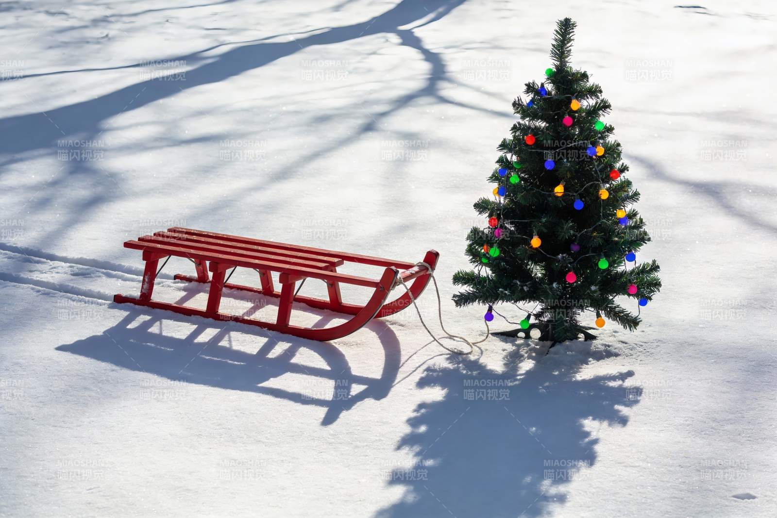 雪地圣诞树与红色雪橇图片