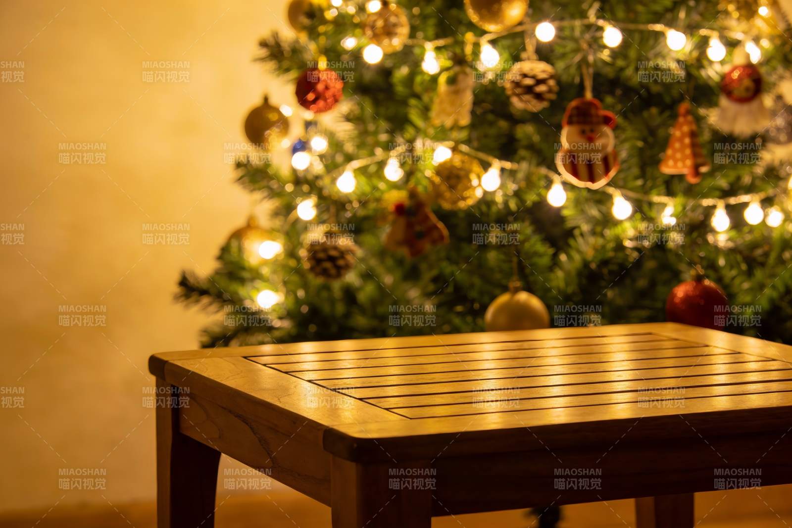 圣诞树前的木质桌子图片