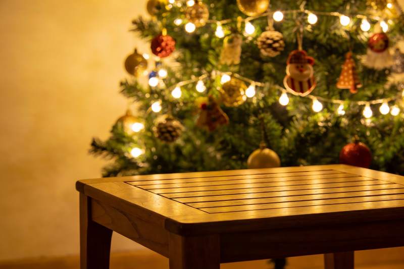 圣诞树前的木质桌子图片