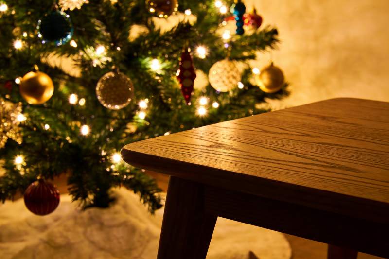 圣诞树装饰与木质桌面特写图片