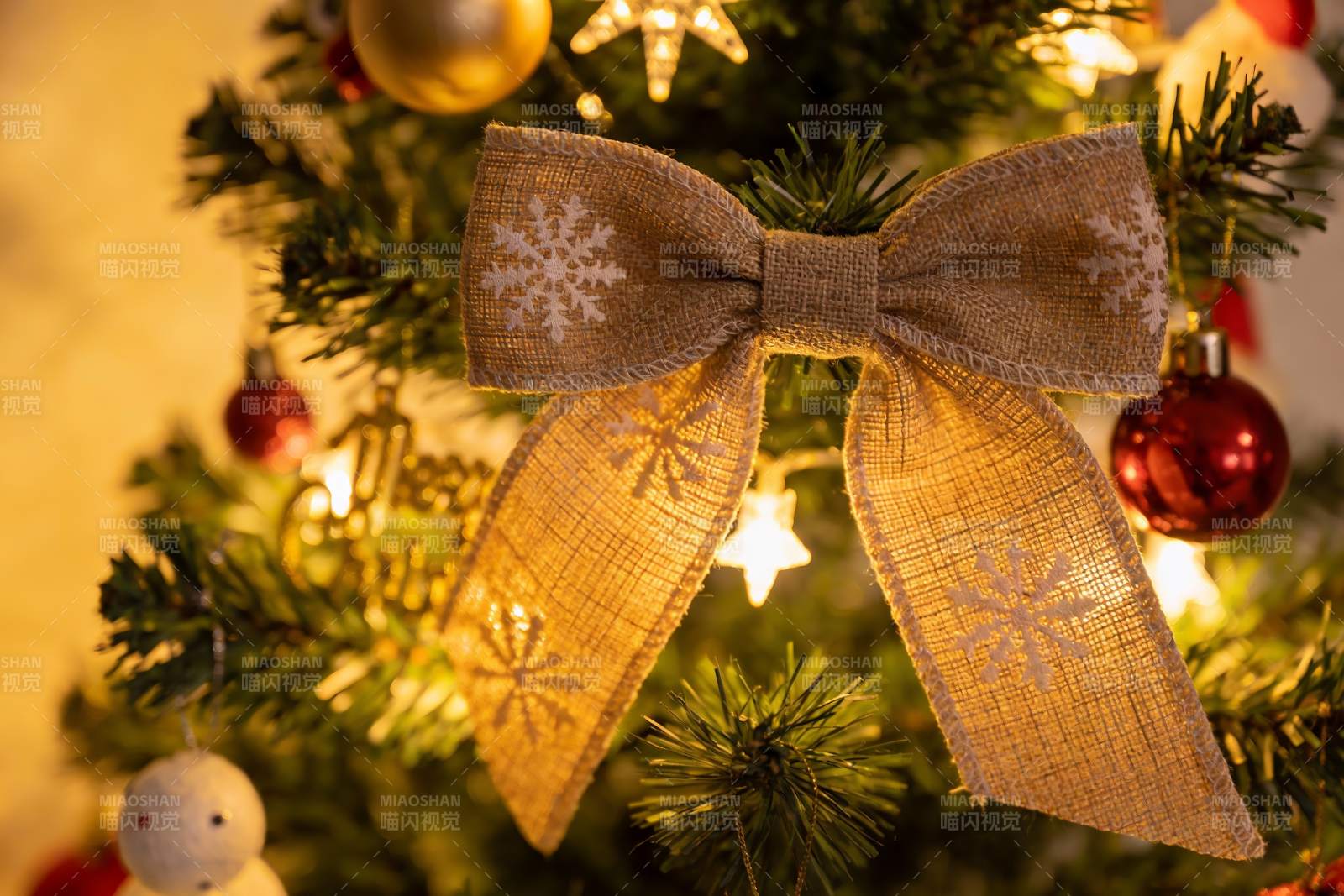 圣诞树上的麻布蝴蝶结装饰图片