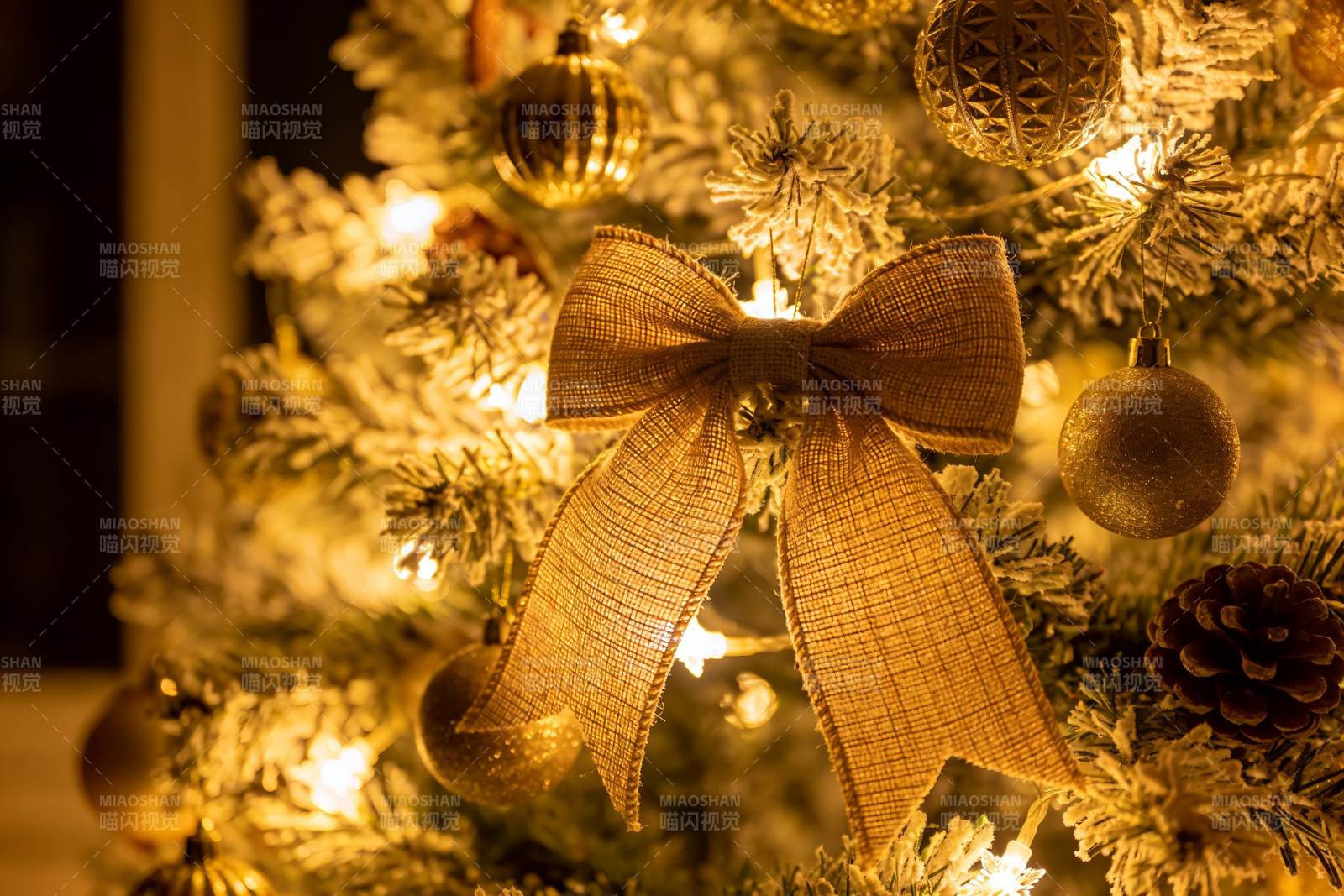 圣诞树装饰特写温暖节日氛围图片