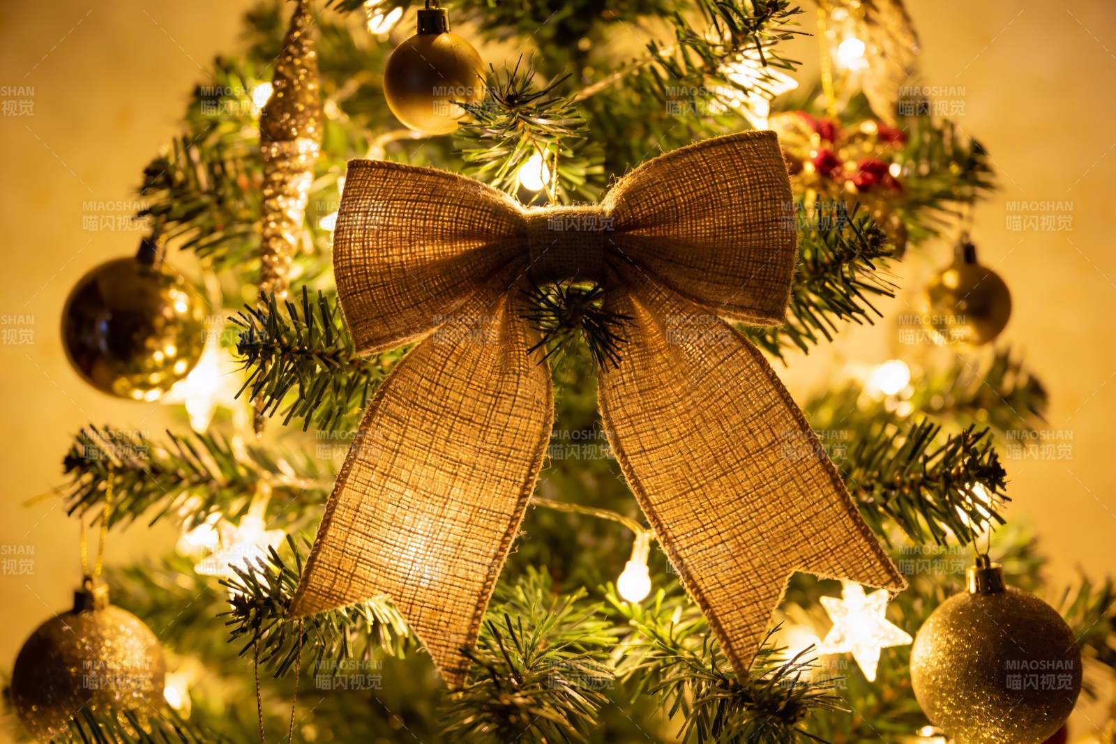 圣诞树装饰特写图片