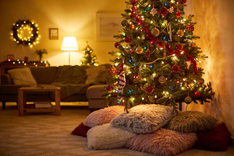 温馨圣诞树与毛绒靠垫图片