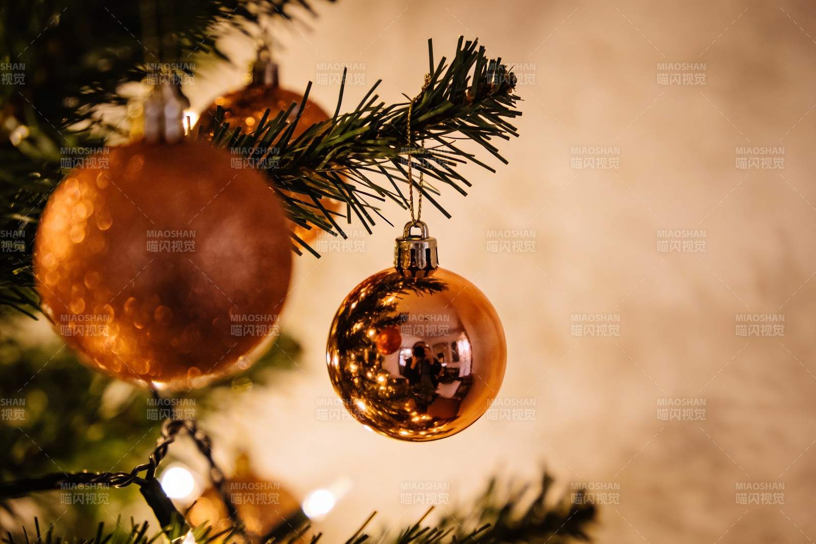 圣诞树上的金色装饰球特写图片