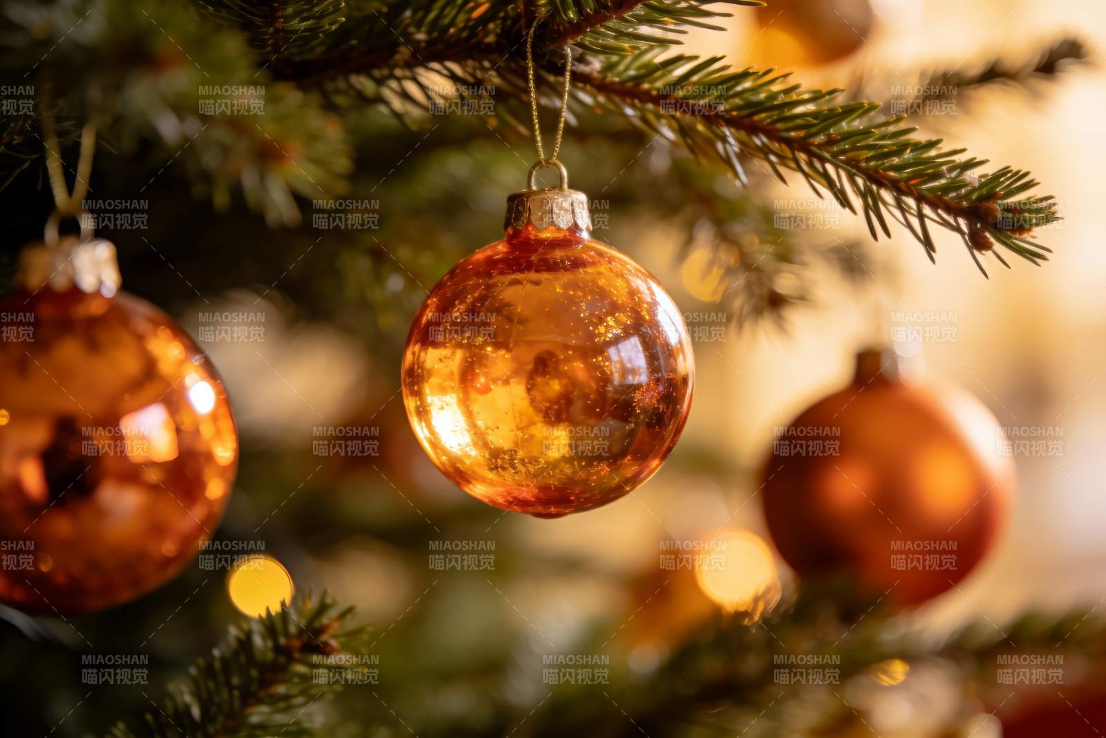 圣诞树上的金色装饰球特写图片