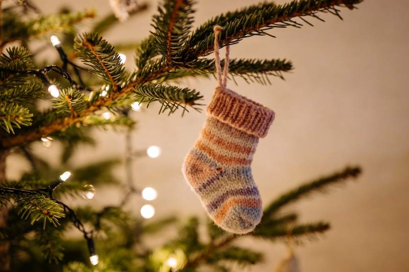 圣诞树袜子装饰温馨节日氛围图片