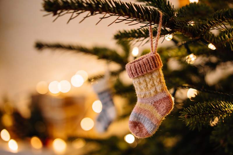 圣诞树袜子装饰特写图片