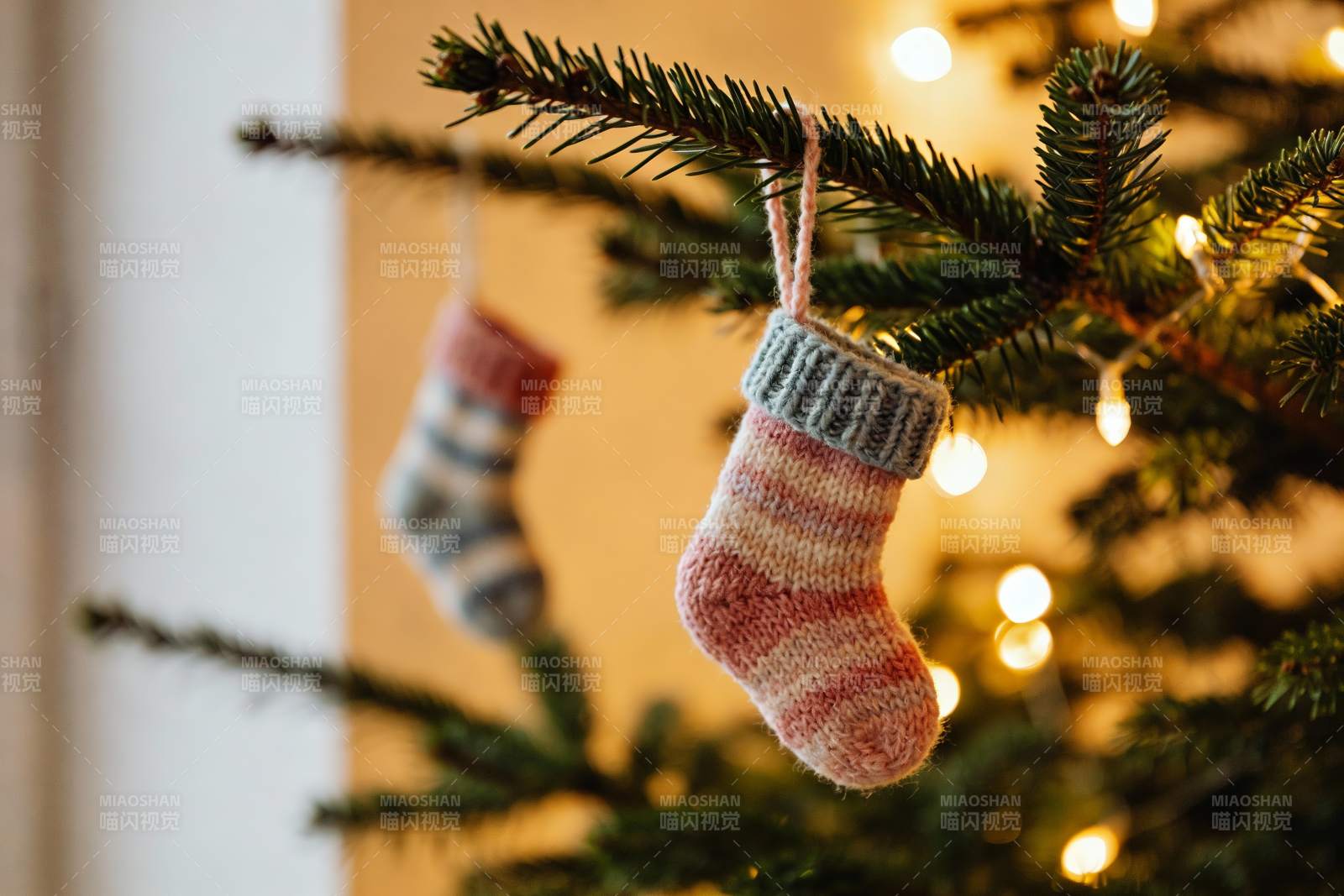 圣诞树袜装饰温馨节日氛围图片
