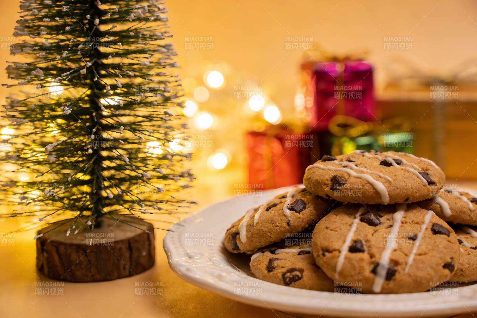 圣诞树旁的巧克力曲奇图片