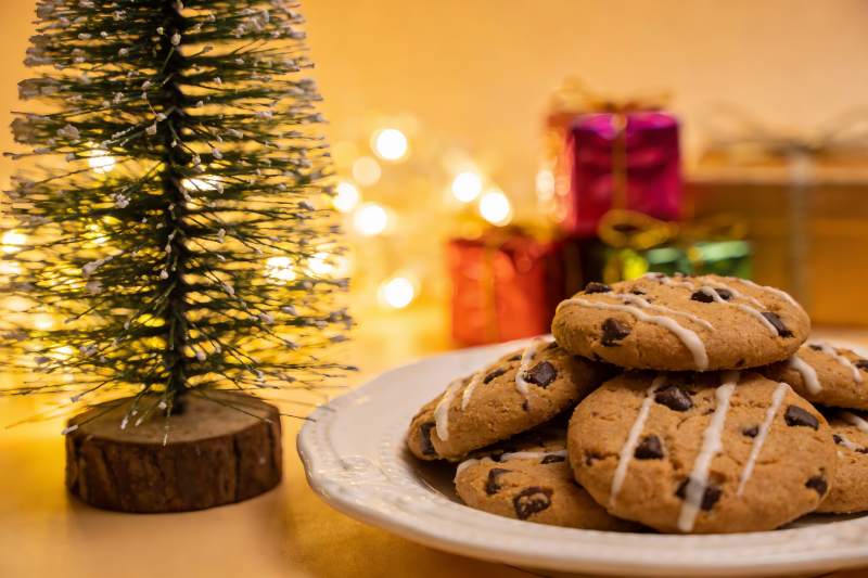 圣诞树旁的巧克力曲奇图片