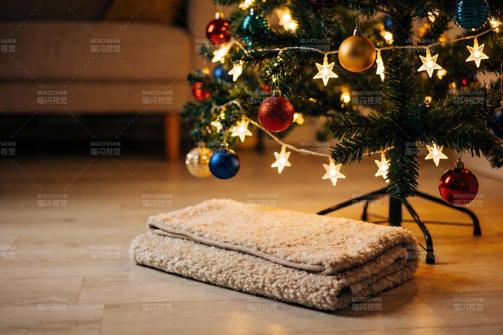 圣诞树旁的毛毯温暖舒适图片