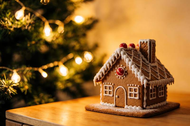 圣诞姜饼屋与灯光装饰图片